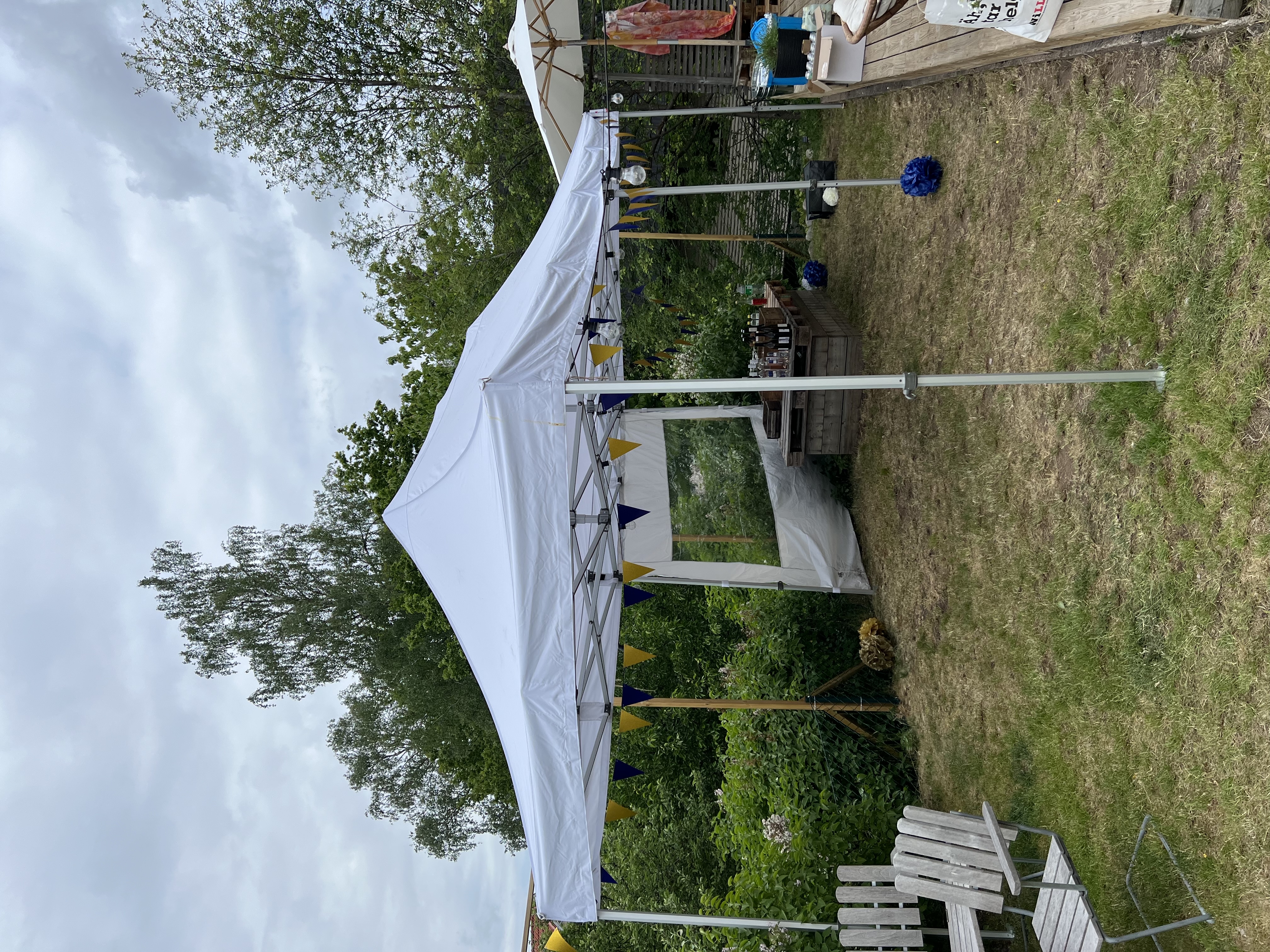 Två robusta popup-tält