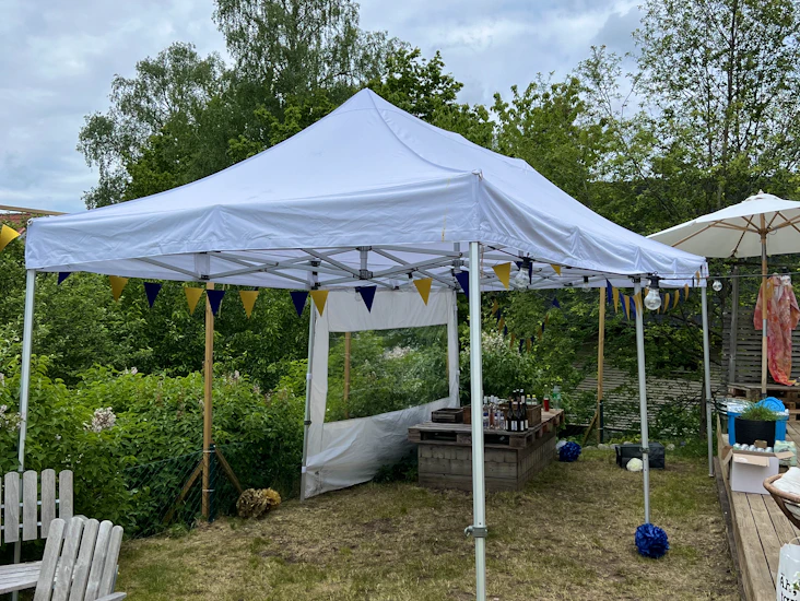 Två robusta popup-tält