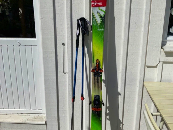 Toppturs skidor med stighudar och stegjärn