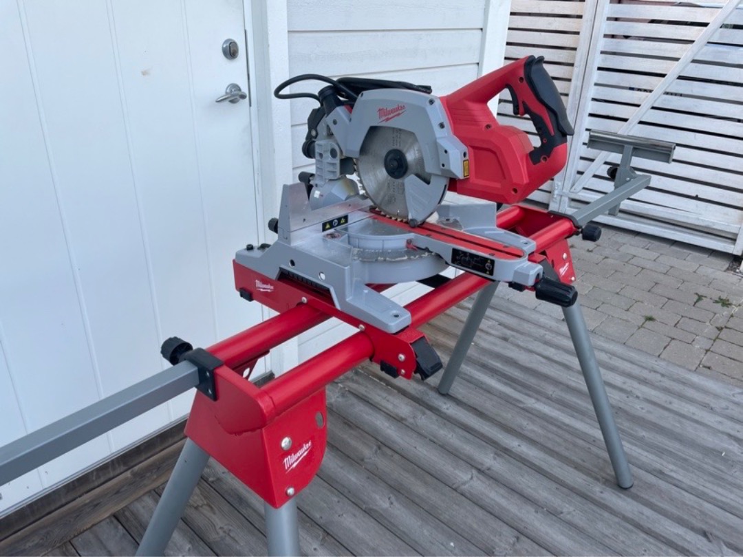 Milwaukee (ms 216 sb) kap-/ gersåg med stativ