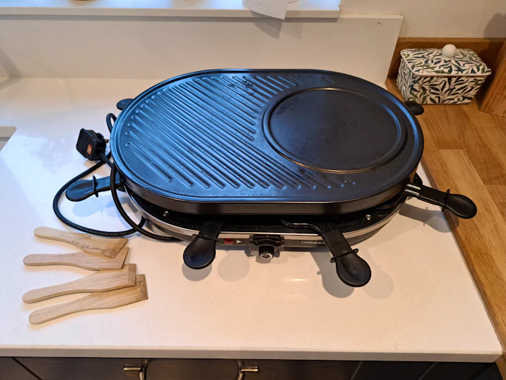 Electric raclette grill