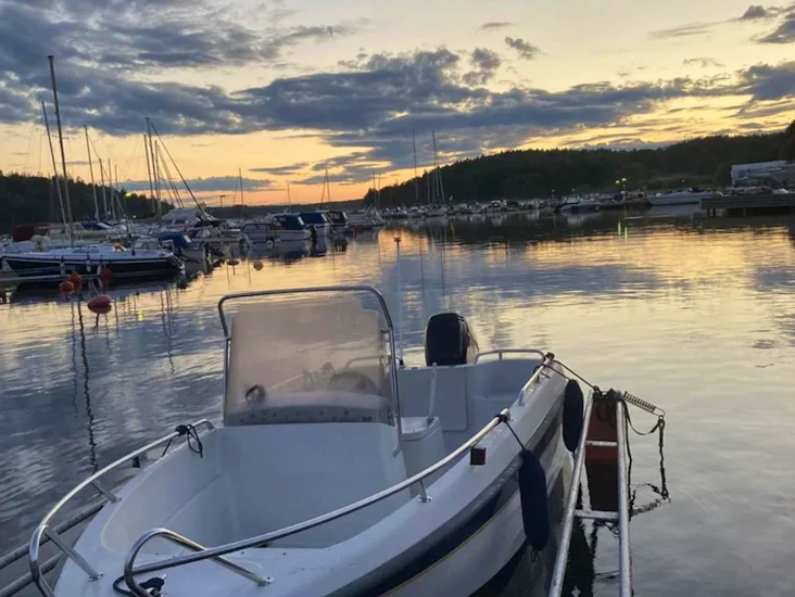 Motorbåt med utombordare 475