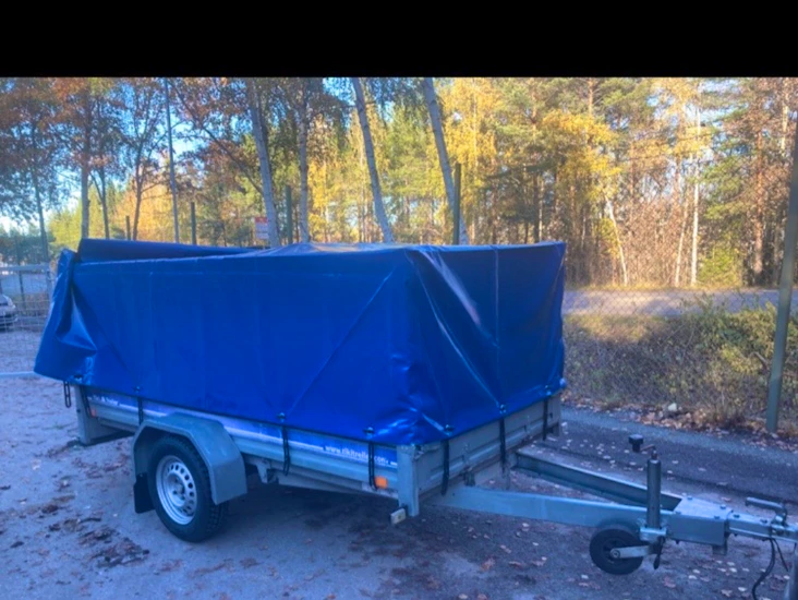 Släpvagn med nätgrind och kapell