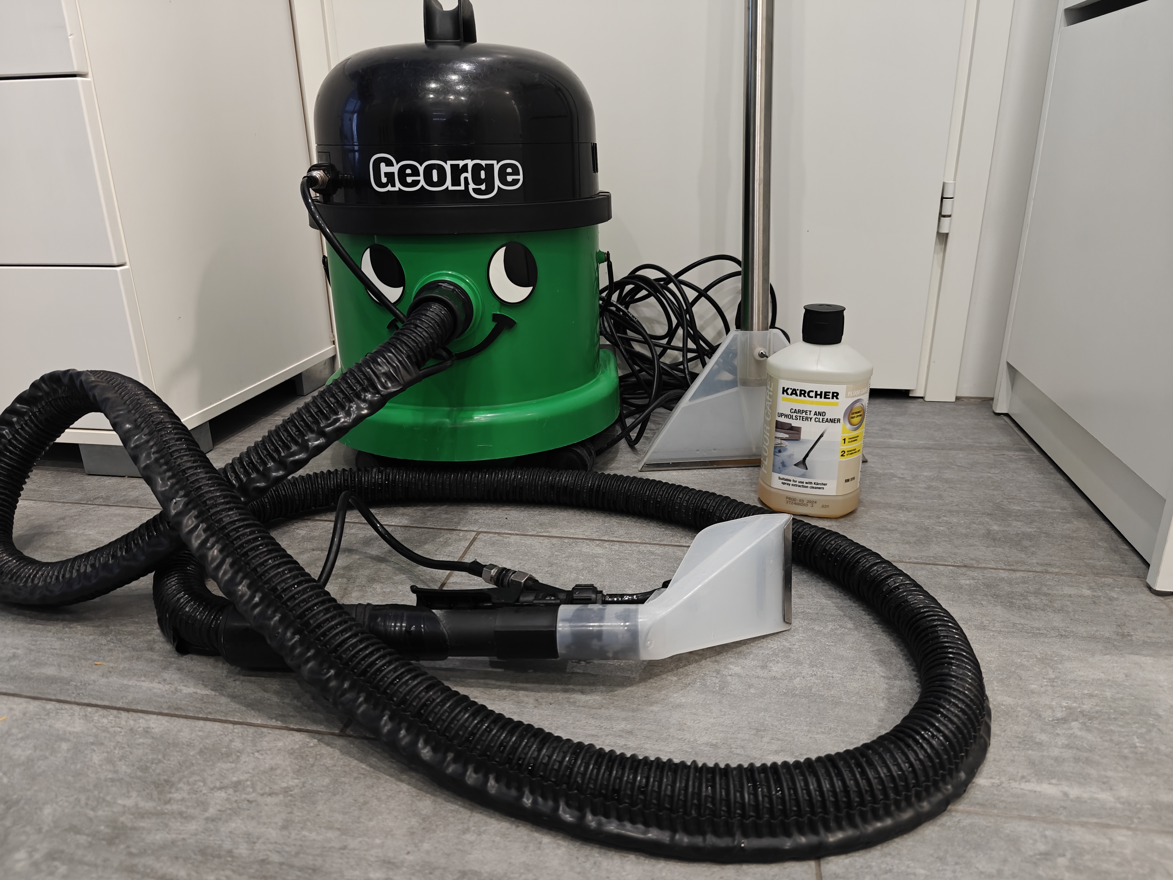 Tekstiilipesuri + kärcher-pesuaine