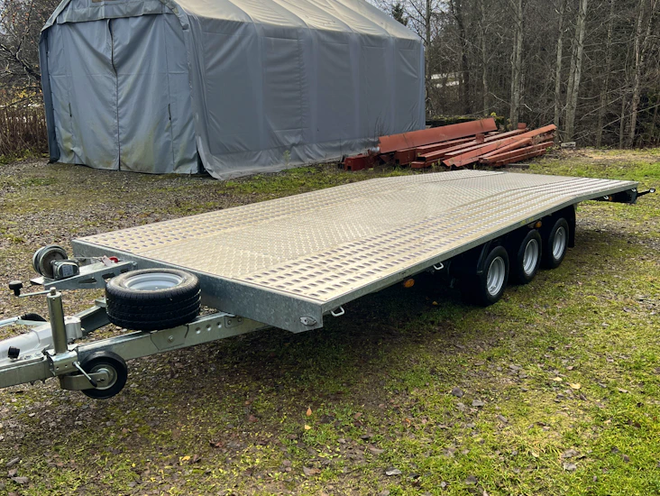 Stor bred bilhenger med høy nyttelast