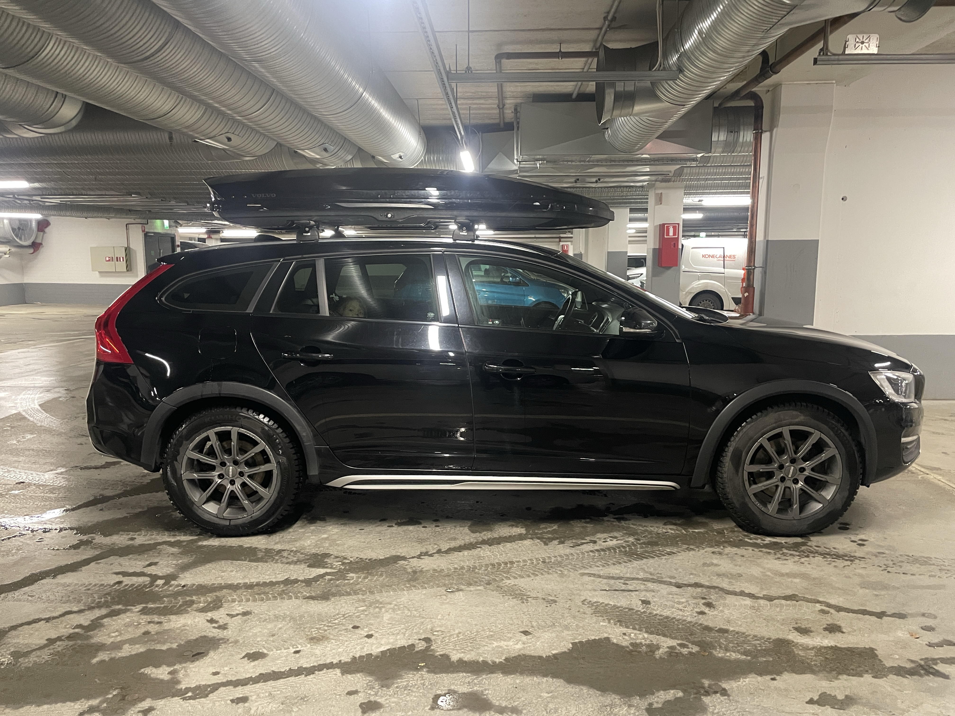 Iso suksiboksi (430l, volvo space design 520)