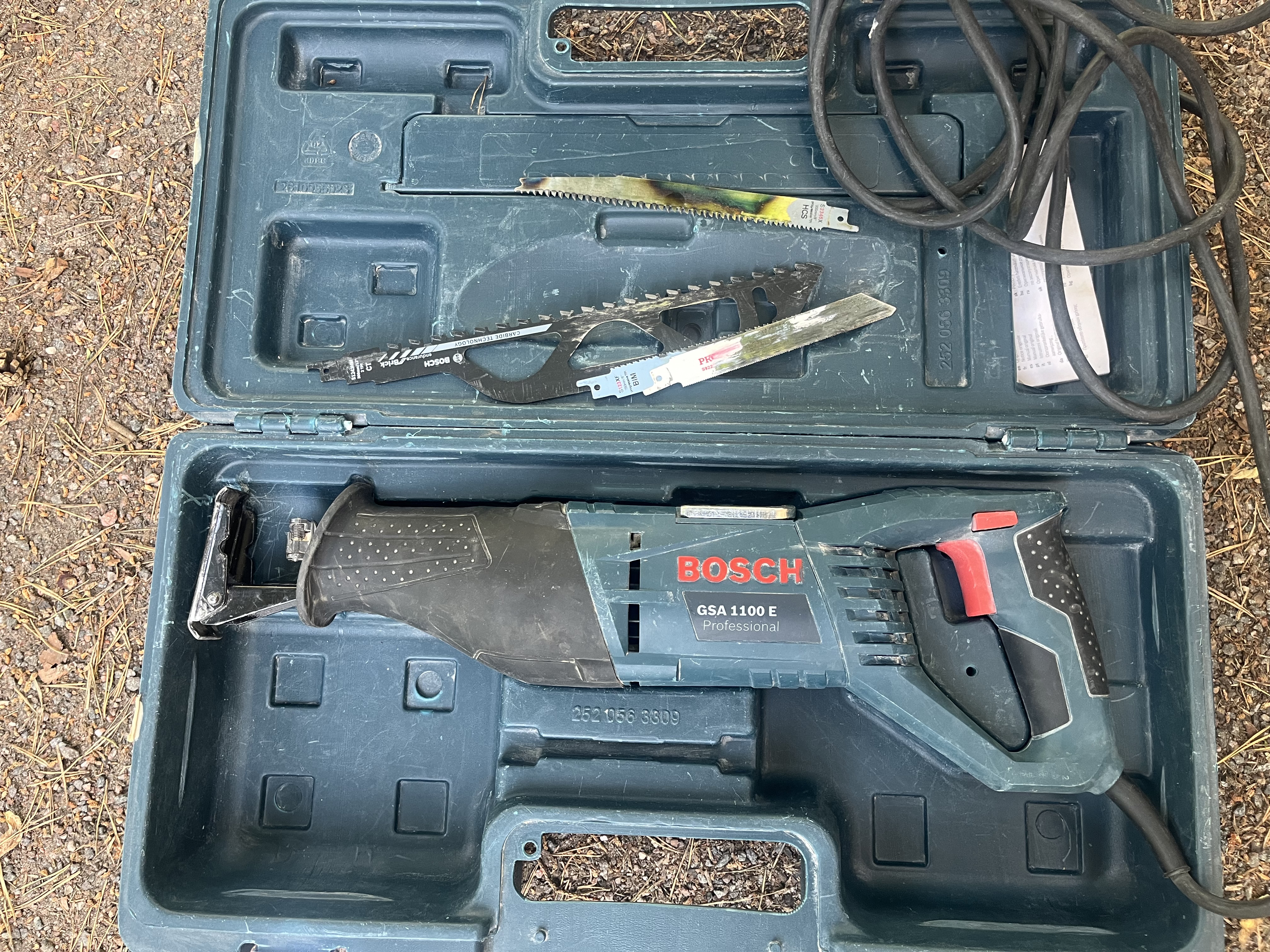 Bosch gsa 1100 e professional -puukkosaha + terät