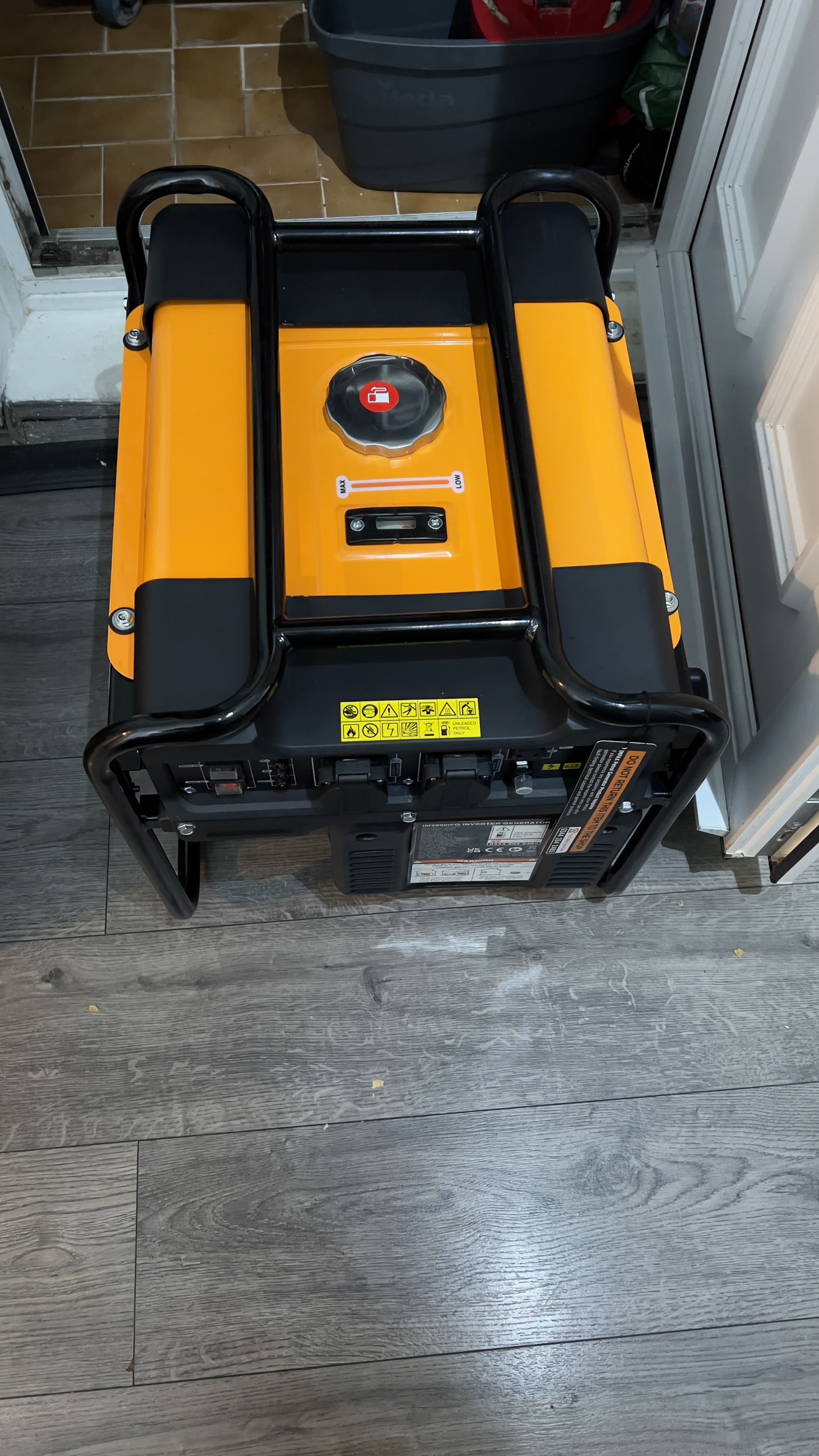 Impax 2800w inverter generator, 3000w peak, 4-stroke petrol engine, 10hr run time, recoil start, heavy duty frame