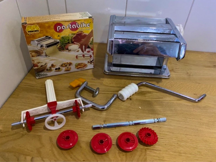 Pastamaskin med tillbehör