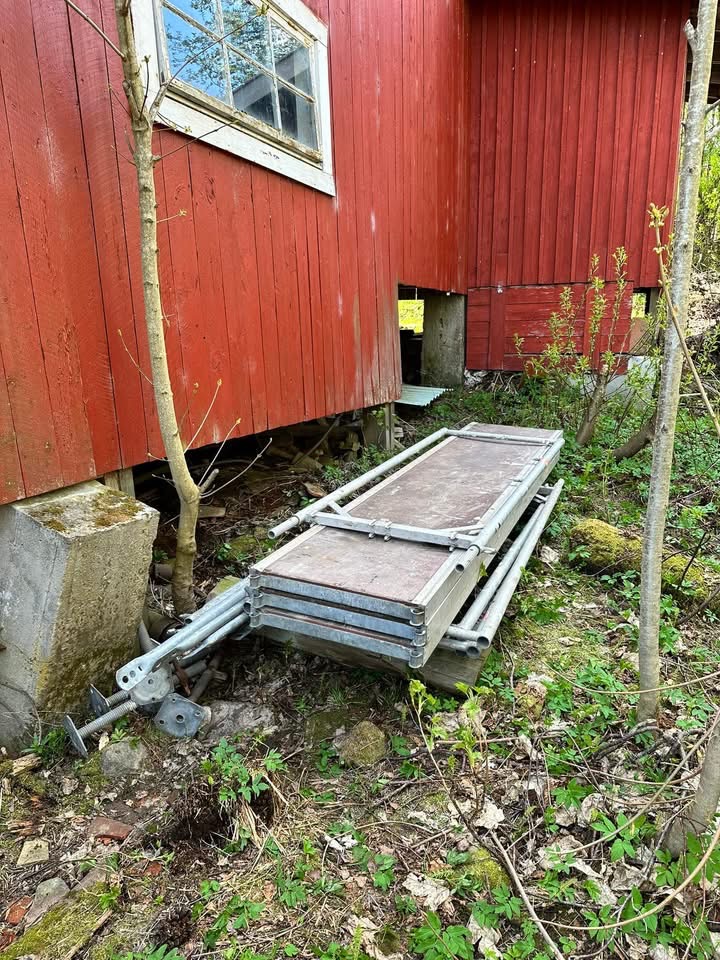 Lite stillas i tre deler leies ut for kortere eller lengre oppdrag