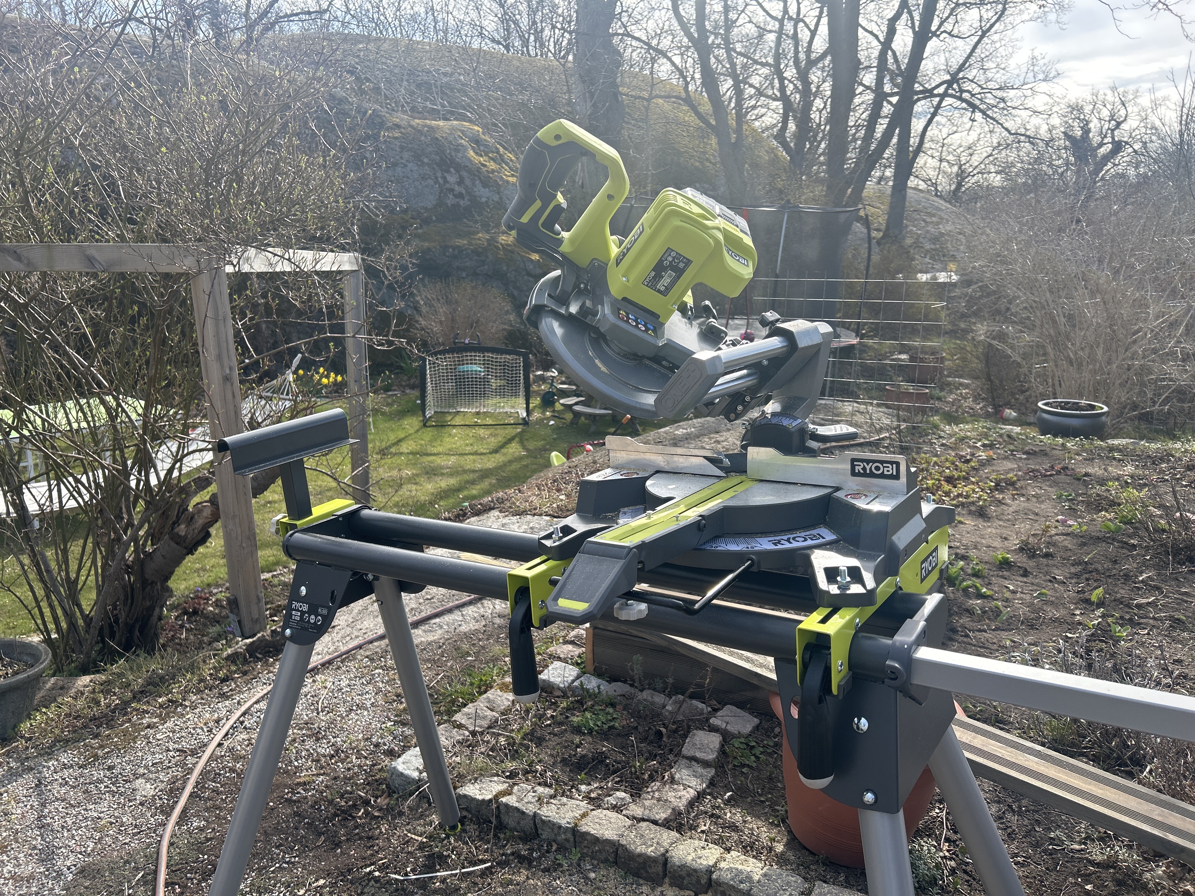 Kap- och gersåg ryobi one+ (batteri) inkl. stativ och 2 batterier
