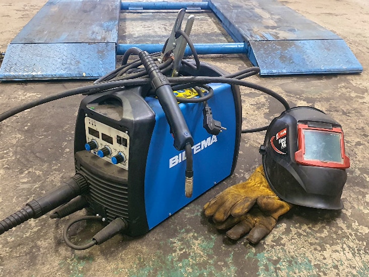 Hitsauskone, maski ja hanskat