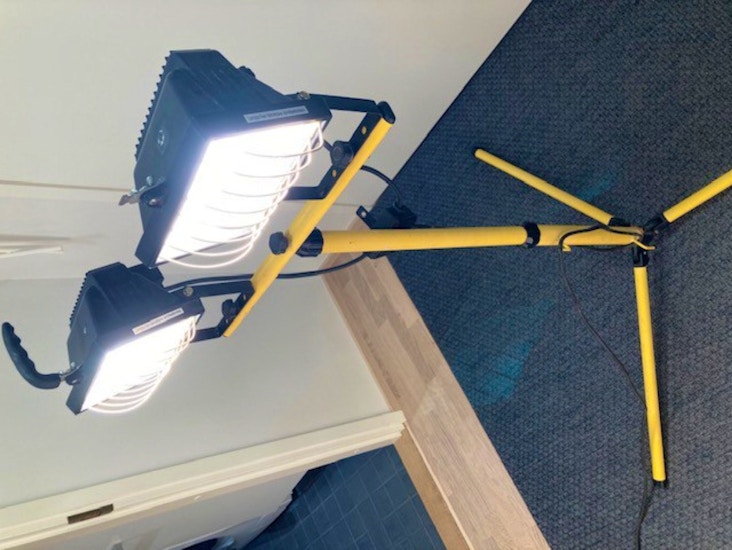 Työvalot jalustalla