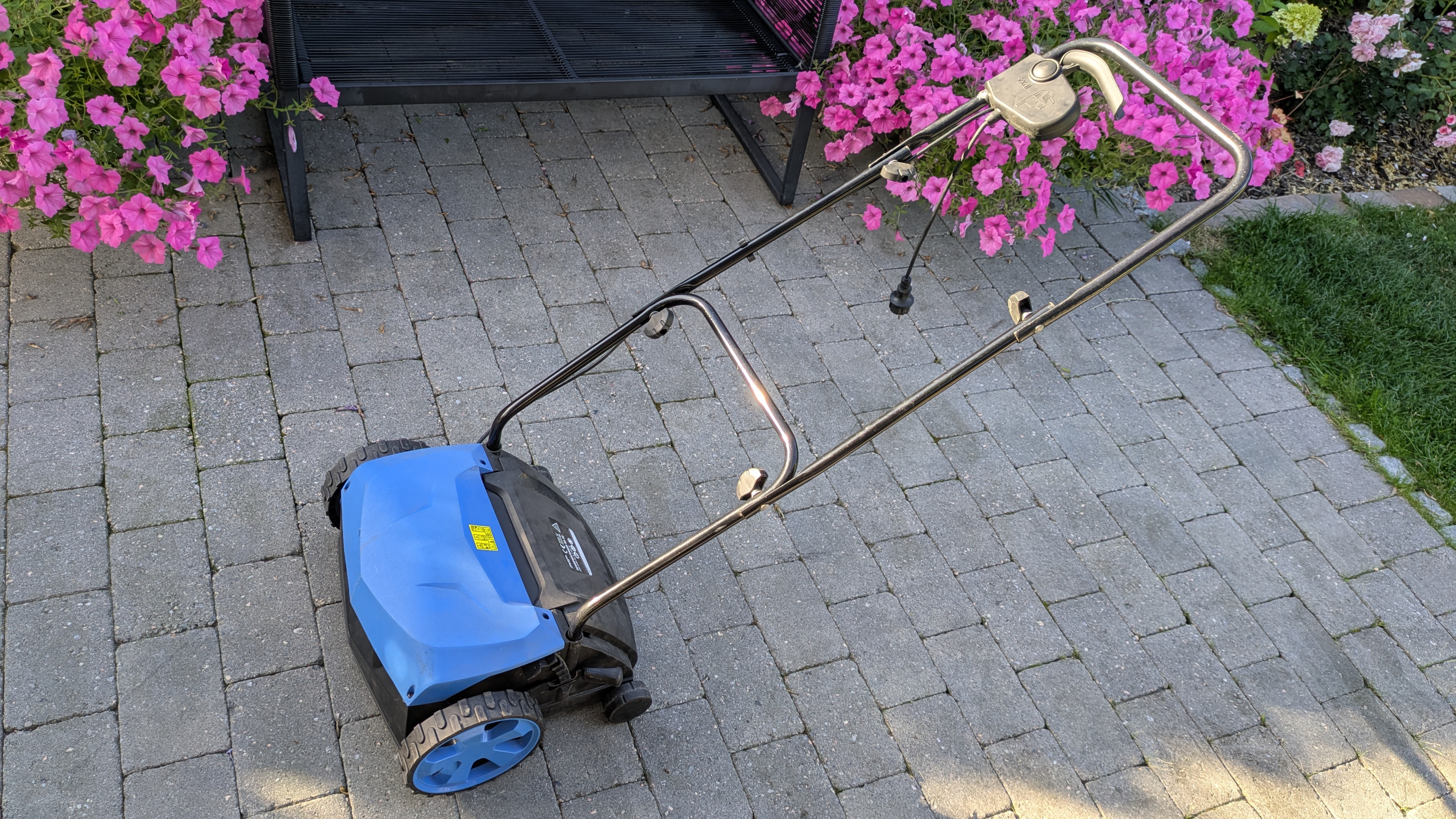 Vertikalskjærer og mosefjerner (elektrisk) – gi plenen nytt liv!
