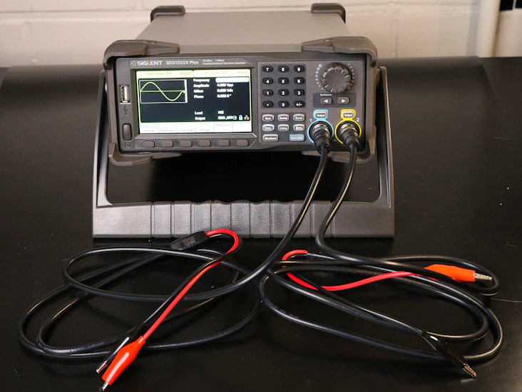 Siglent sdg1022x plus 25mhz 1 gsa/s arbitrary / waveform generator / functiogeneraattori