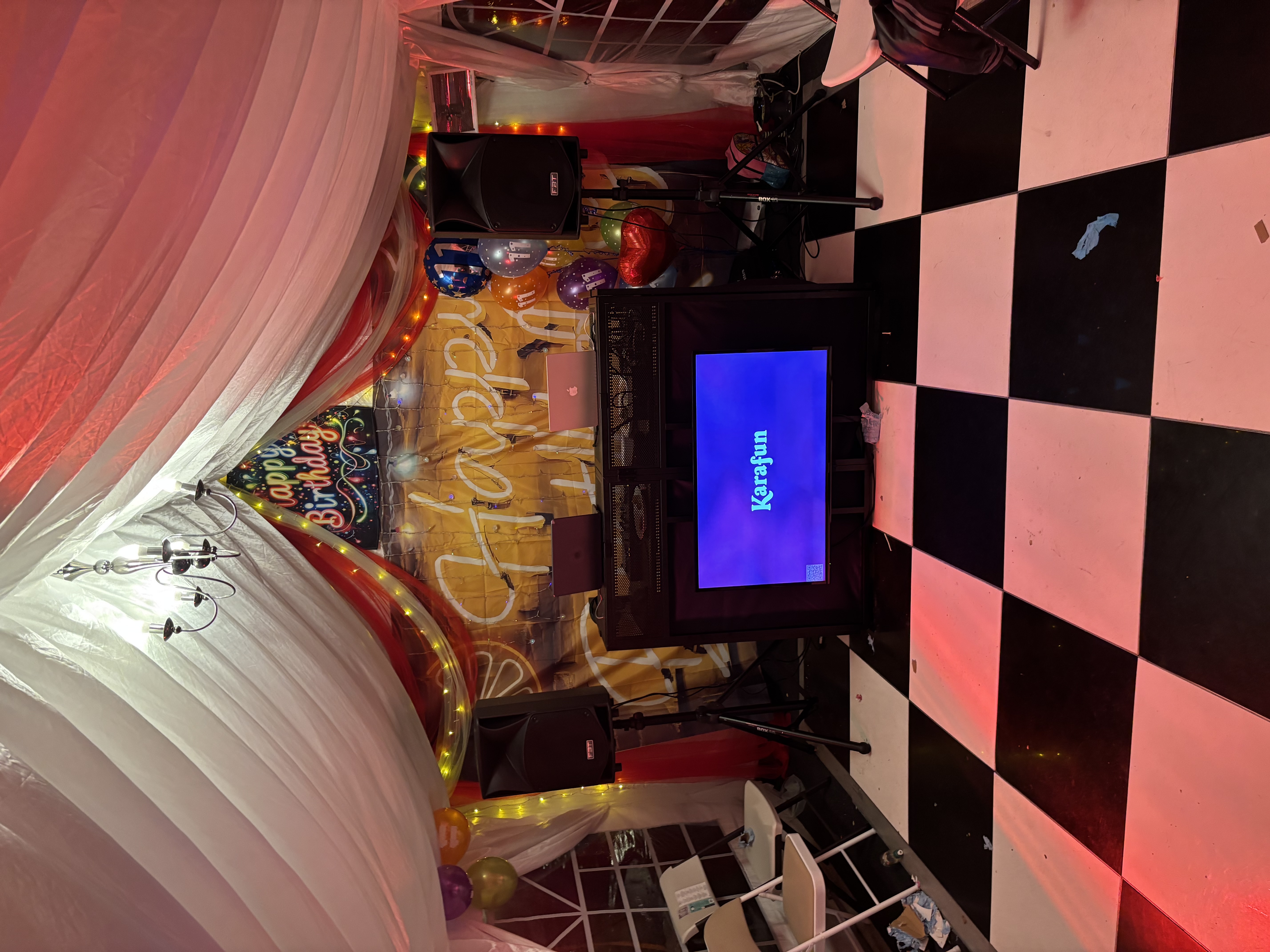 Vonyx db6 foldable dj booth with  42 inch tv