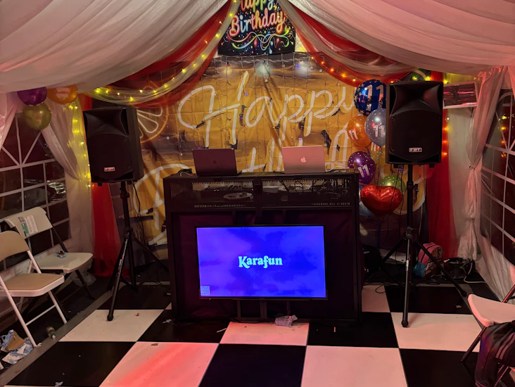 Vonyx db6 foldable dj booth with 42 inch tv