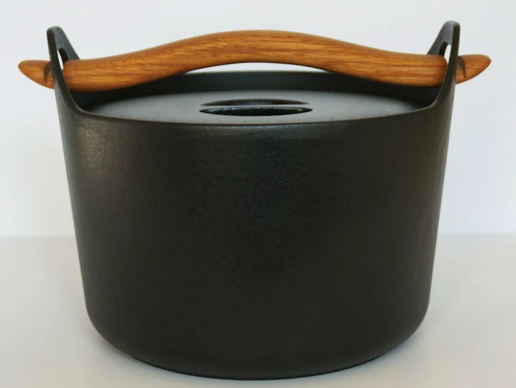 New! iittala sarpaneva cast iron pot (3l)