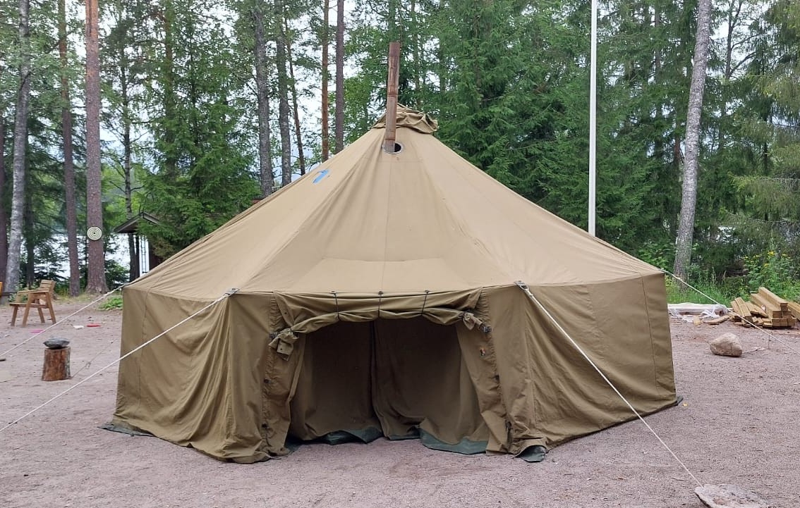 Savotta puolijoukkueteltta ja kamina