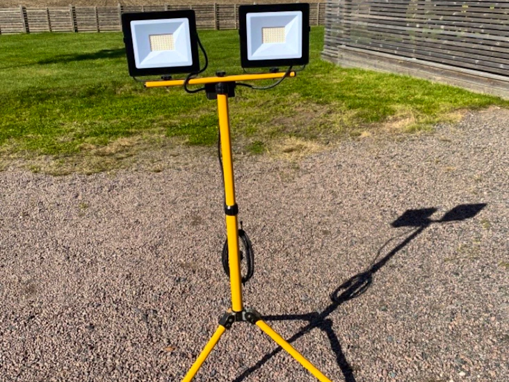 Arbetsbelysning på stativ led 2x 50w ip65