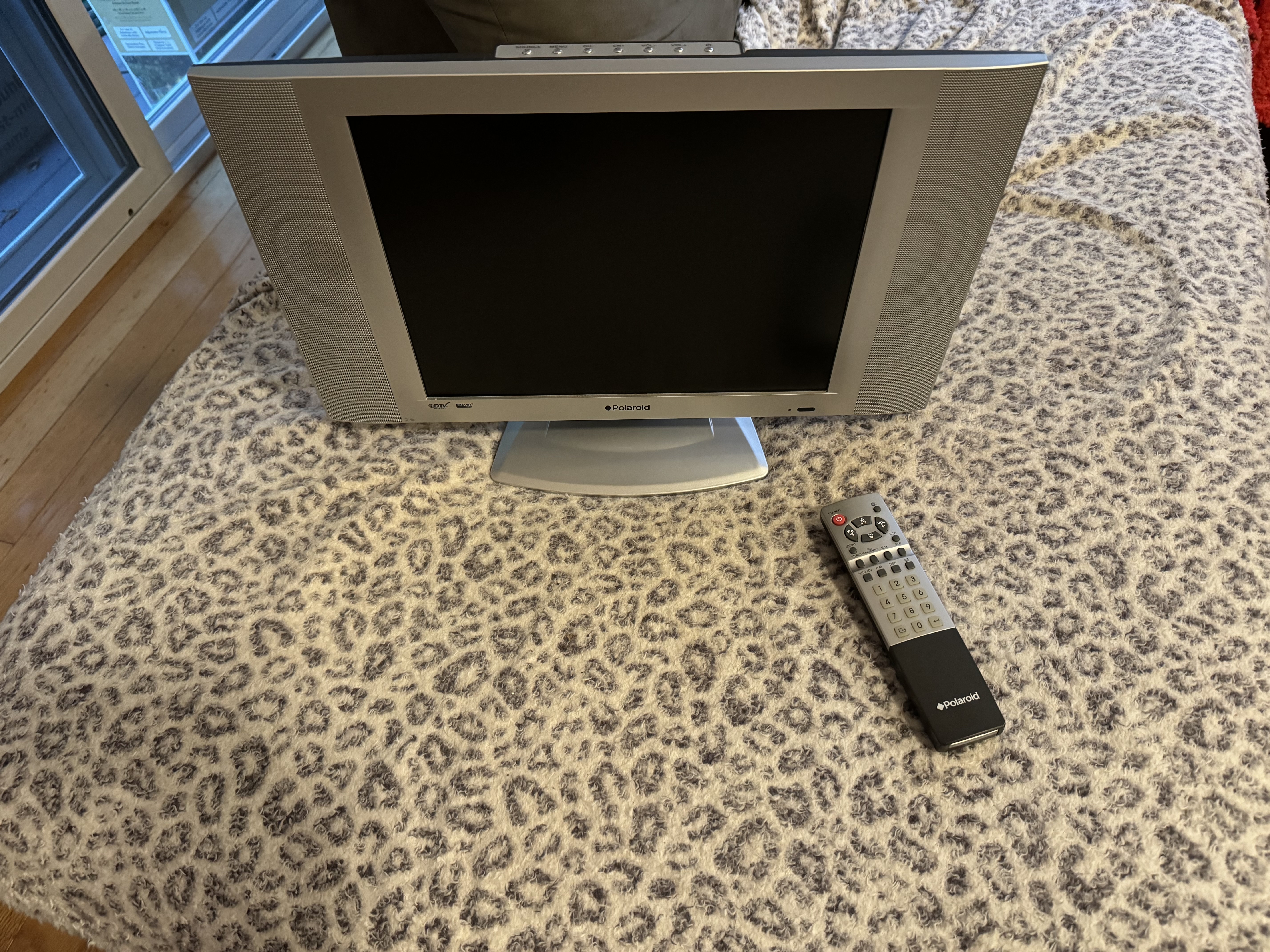 Polaroid  15-inch lcd hdtv gaming monitor with remote 