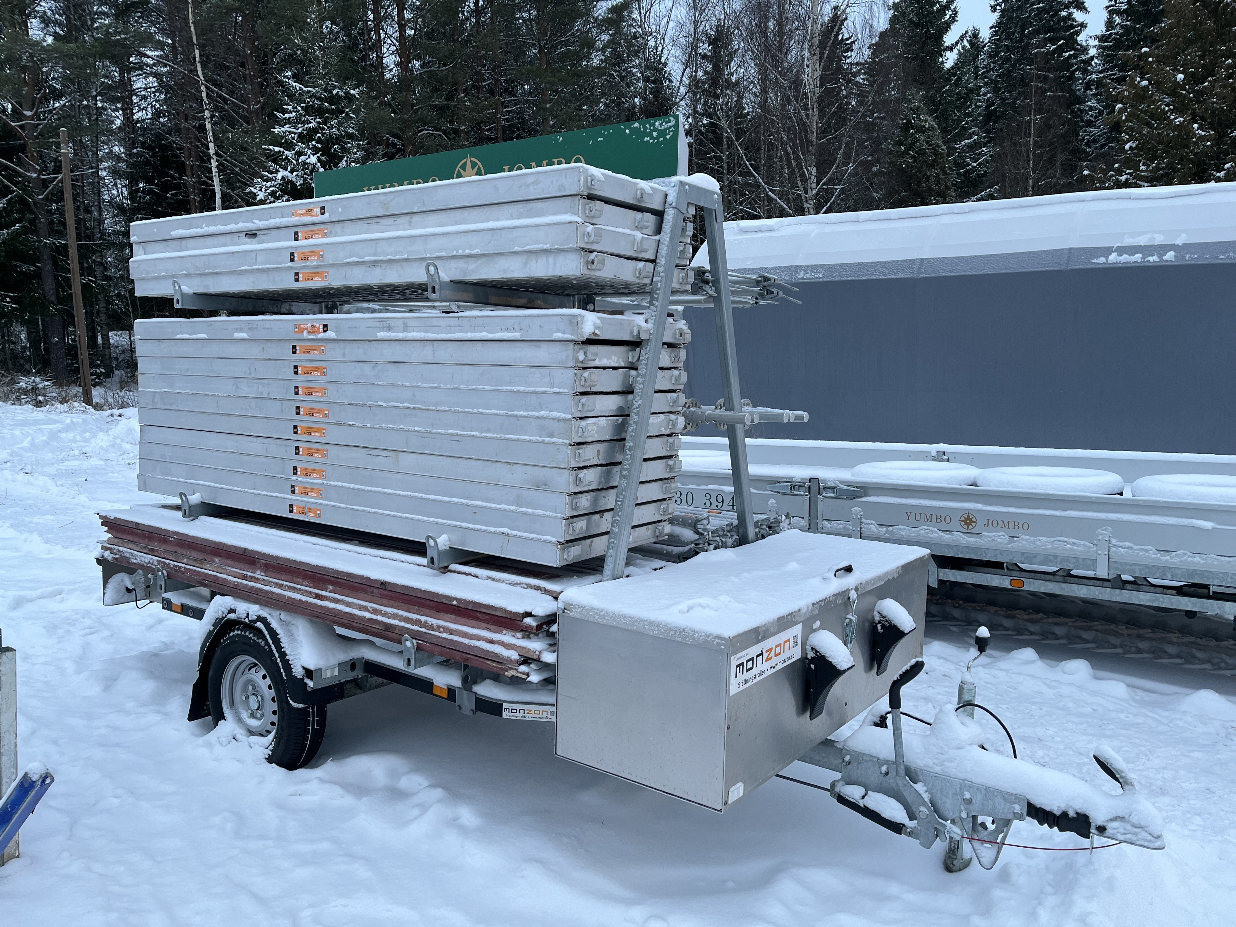 Vuokrata alumiinitelineet peräkärryllä