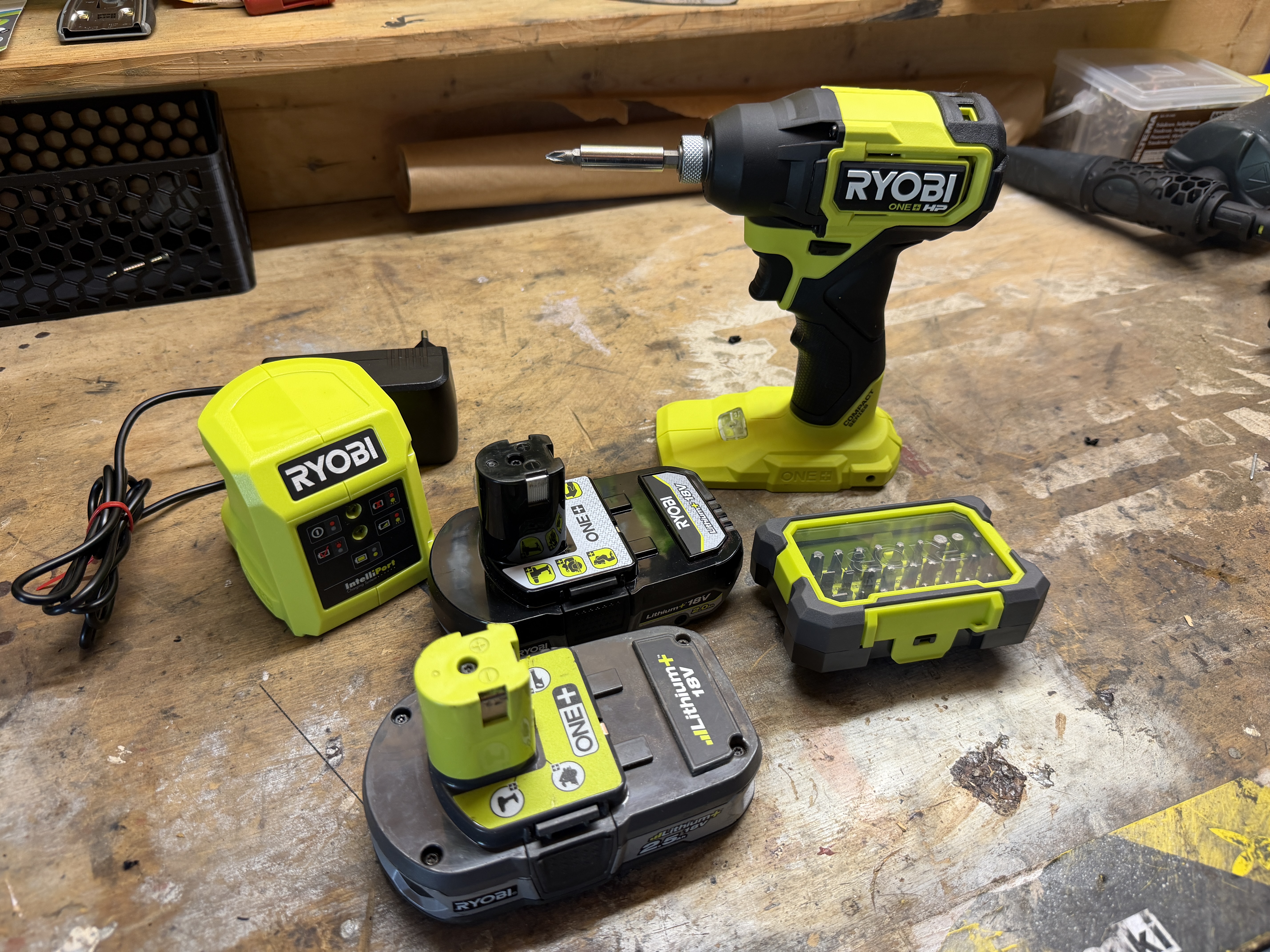 Ryobi one+ hp 18v slagskrutrekker m/2 batterier, lader og bitsett