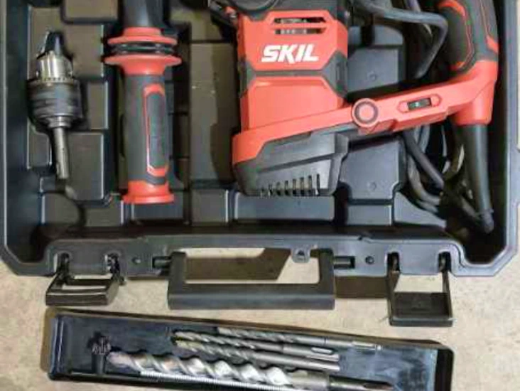 Kraftfull skil borrhammare med tillbehör