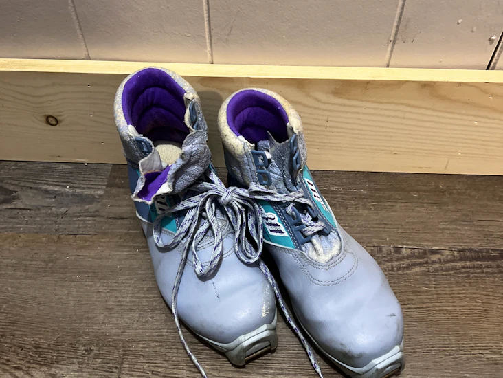 Euro 38 l7.5 m6 cross country ski boots