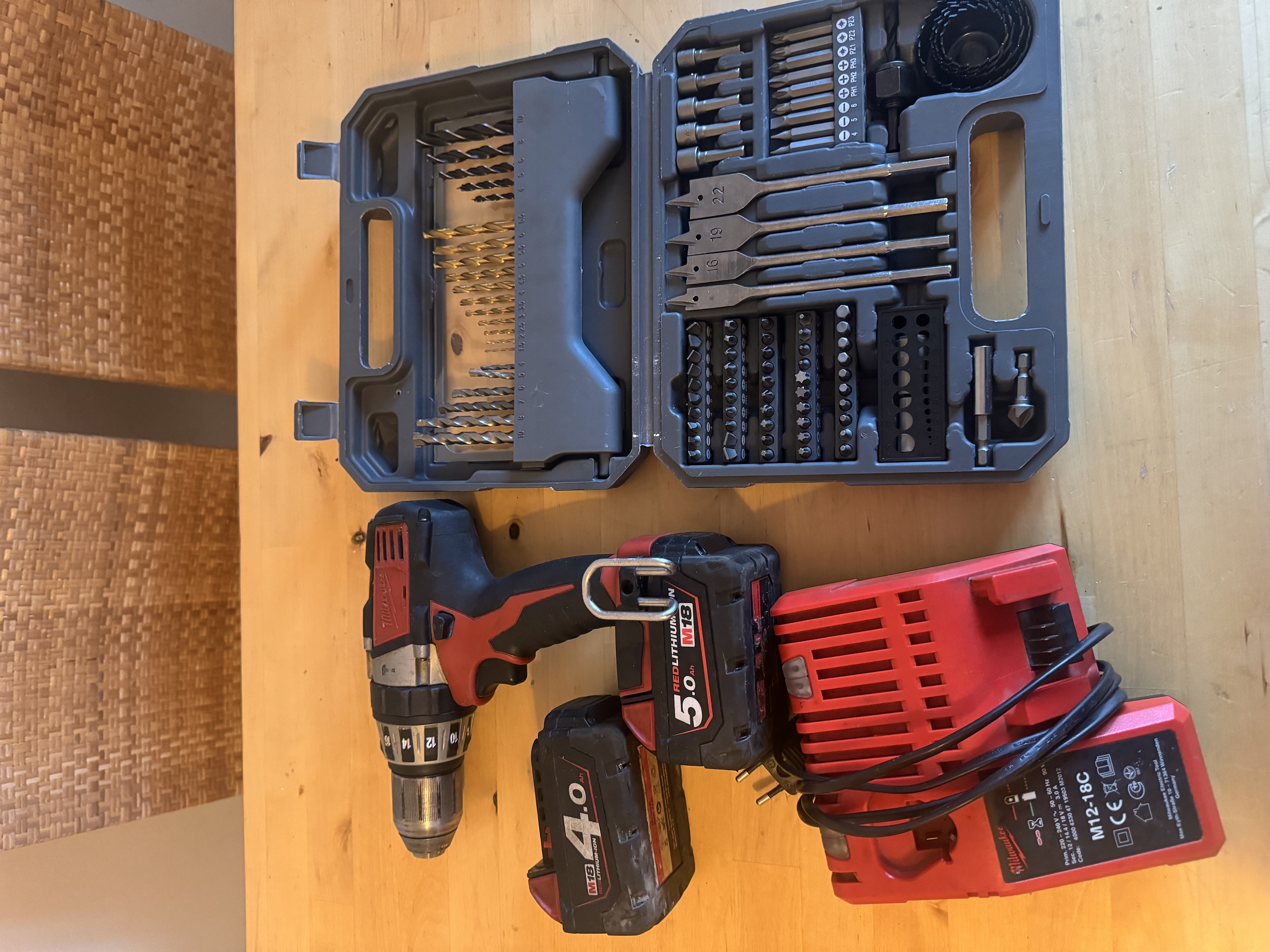Milwaukee skruvdragare och borrkit 