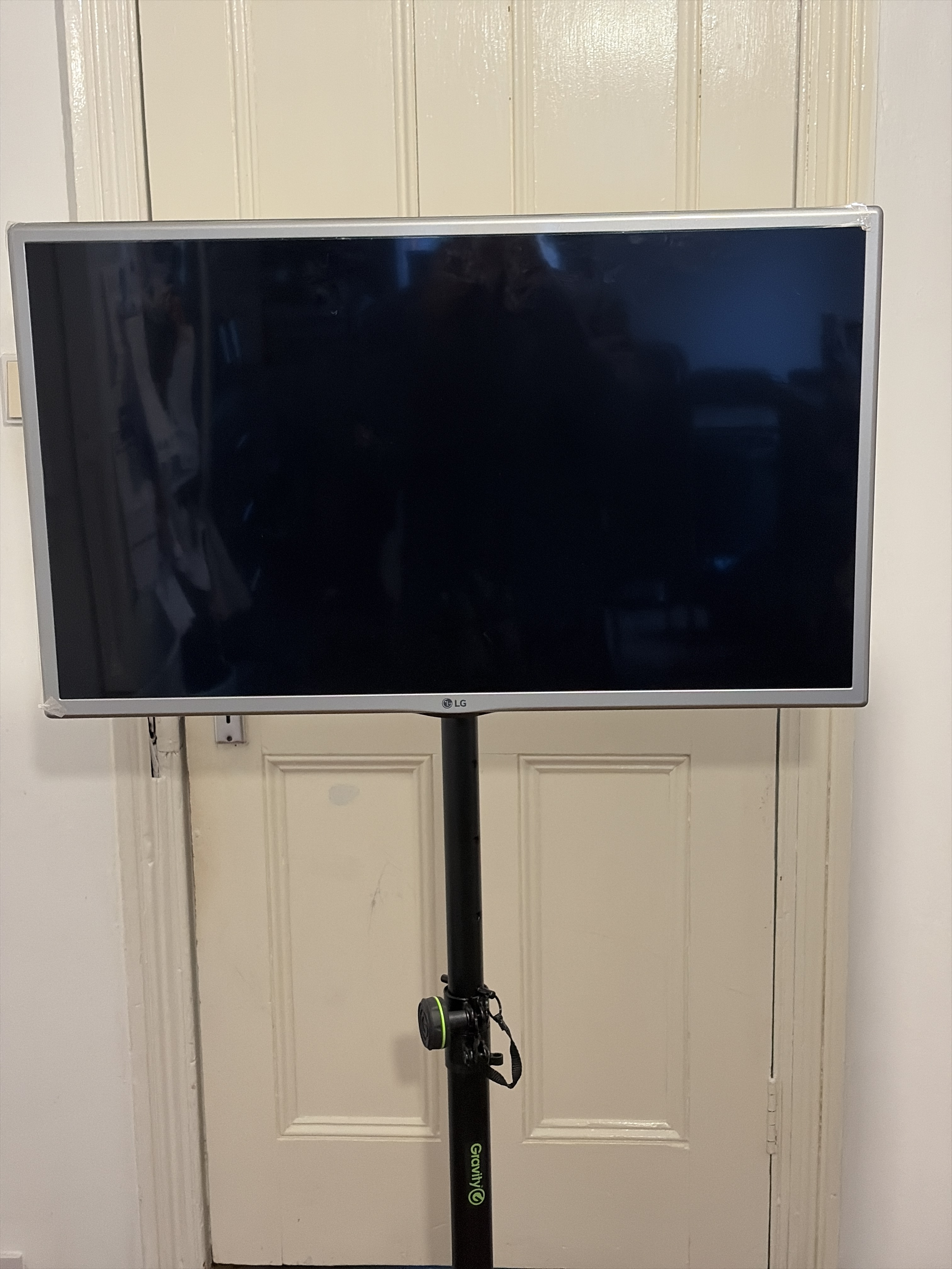 32 inch tv screen with a gravity round base stand