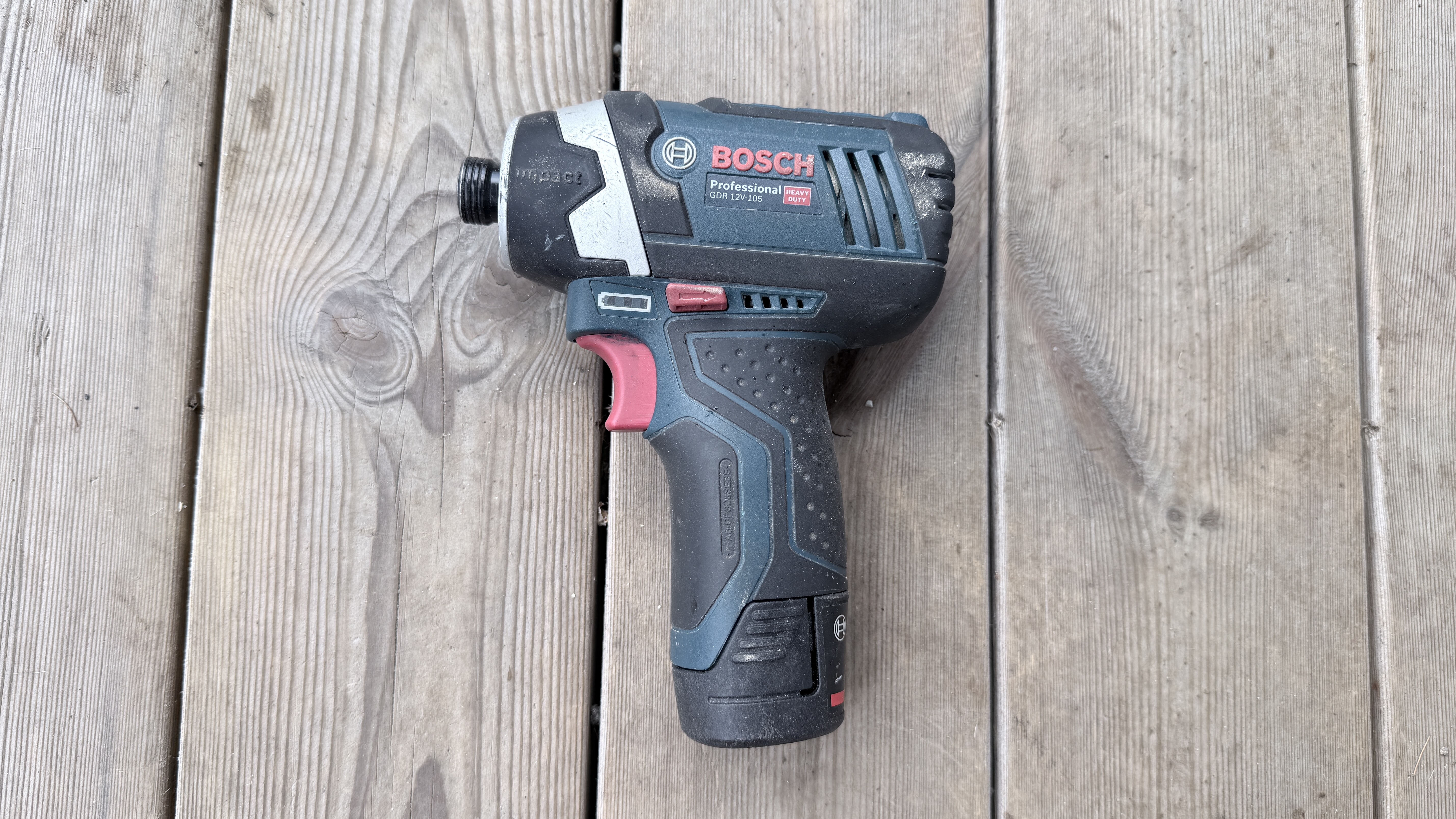 Kompakt     bosch professional slagskrutrekker med 2 batteri