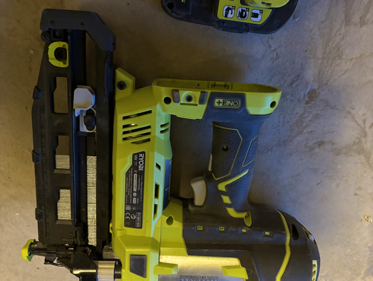 Spikpistol batteridriven <65mm