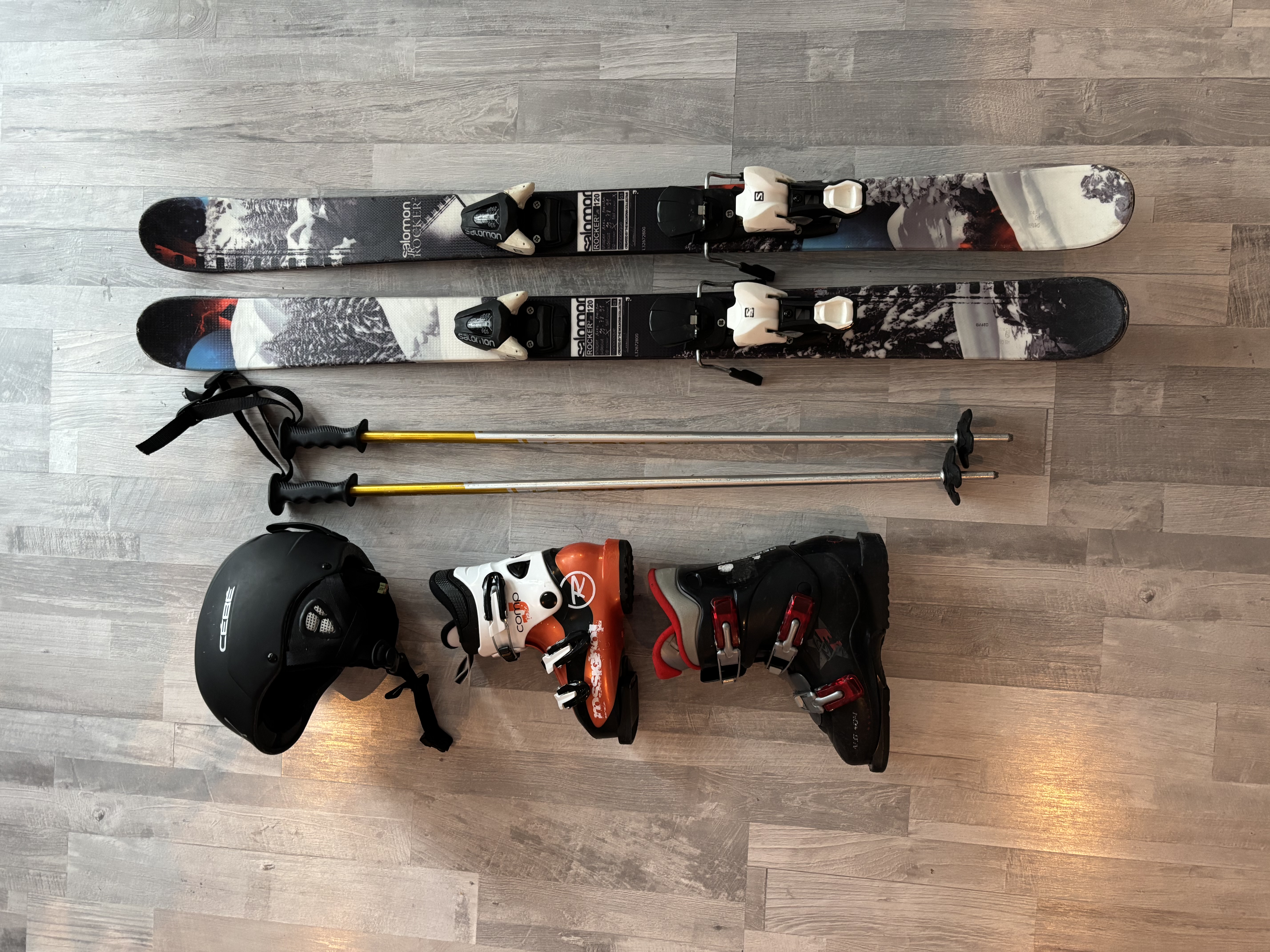 Skidor, pjäxor, hjälm och stavar barn