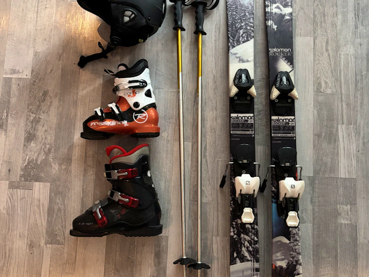 Skidor, pjäxor, hjälm och stavar barn