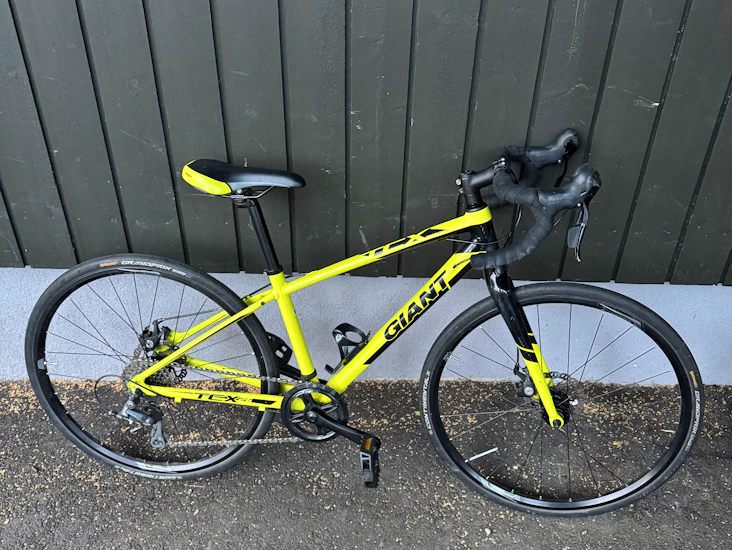 Giant nuorten pyörä (140-150 cm sopiva)