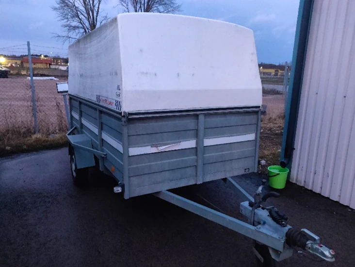 Stort bromsat släp med glasfiberkåpa