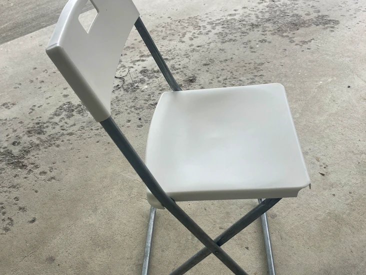 Stol + bord + ishink + klädställning