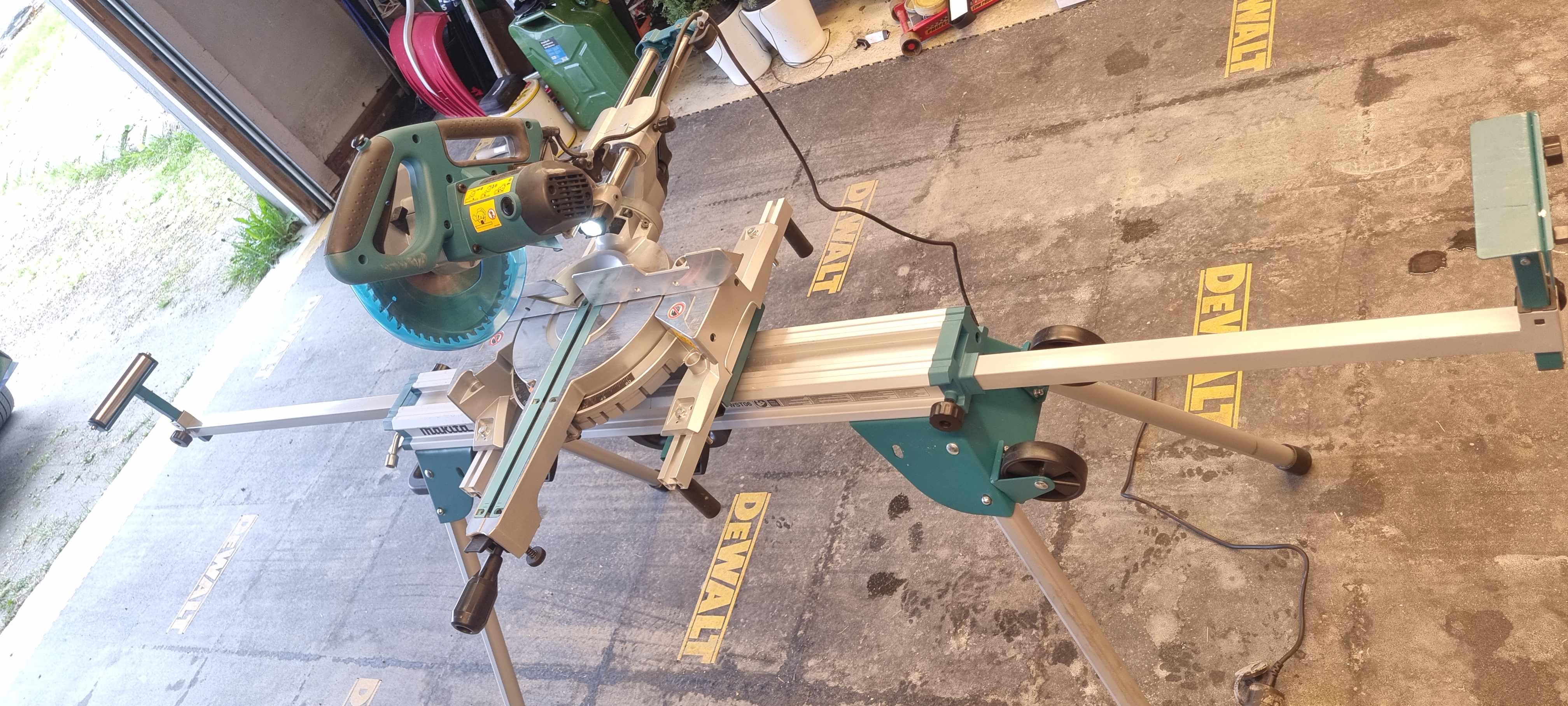 Liten makita med rullestativ