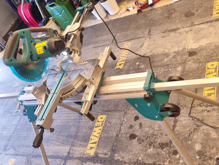 Liten makita med rullestativ