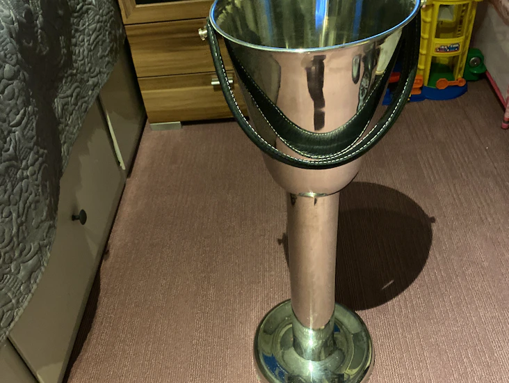 En champagne kjøler som står