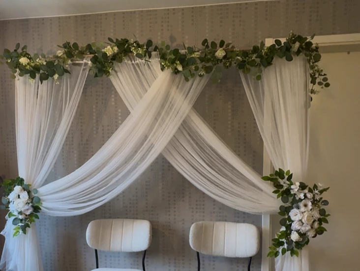 Metallbåge dekorerad med blommor och paneler