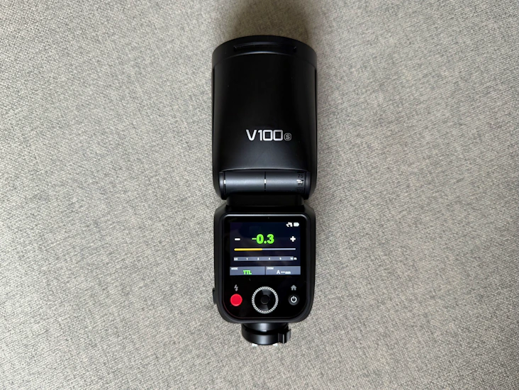 Godox speedlite v100