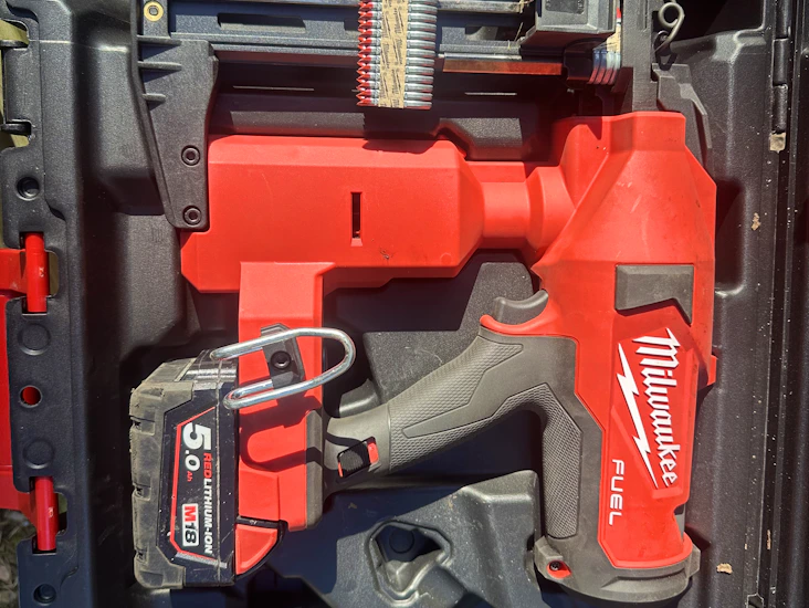 Klammerpistol till staket och dylikt