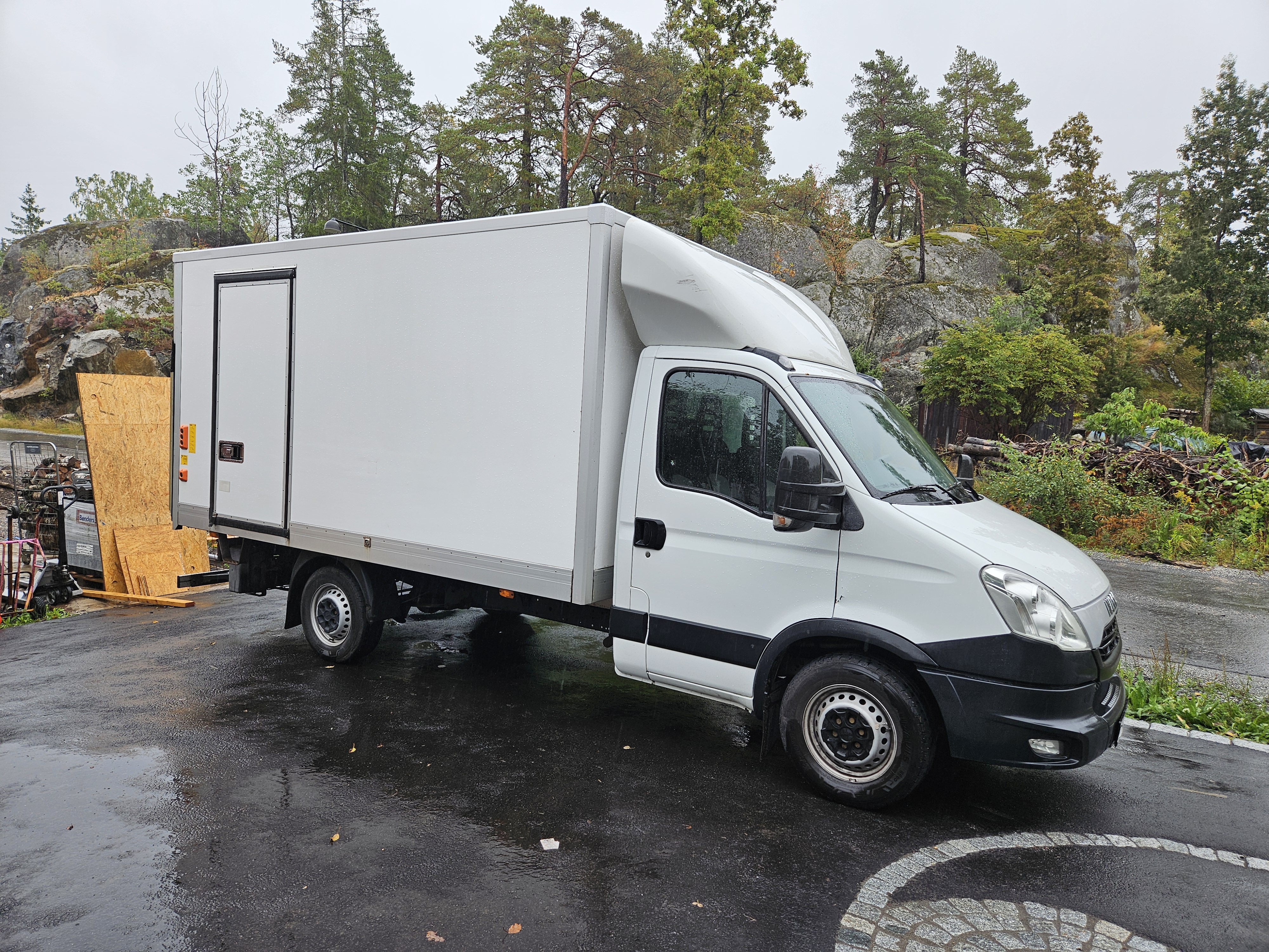 Iveco daily skåp m lyft automat.