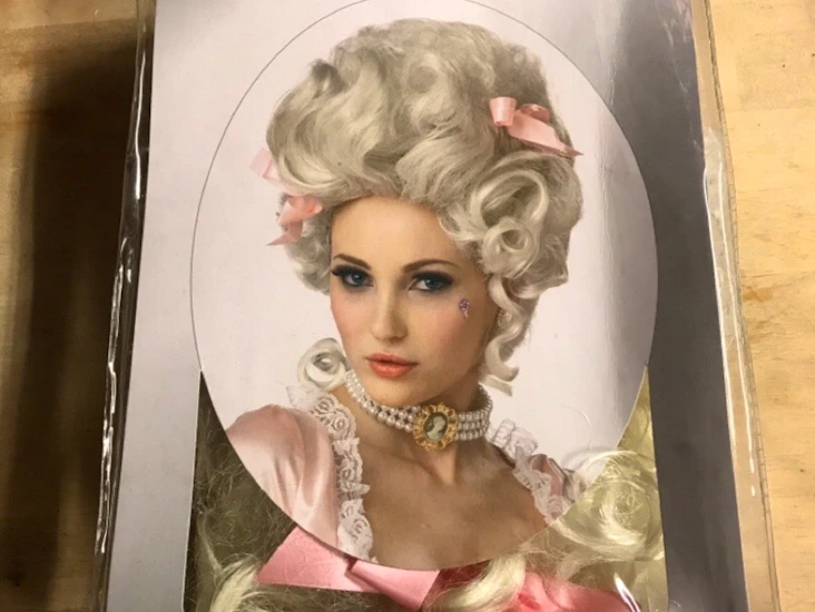 Flera olika peruker och huvudbonader, 1 av 4