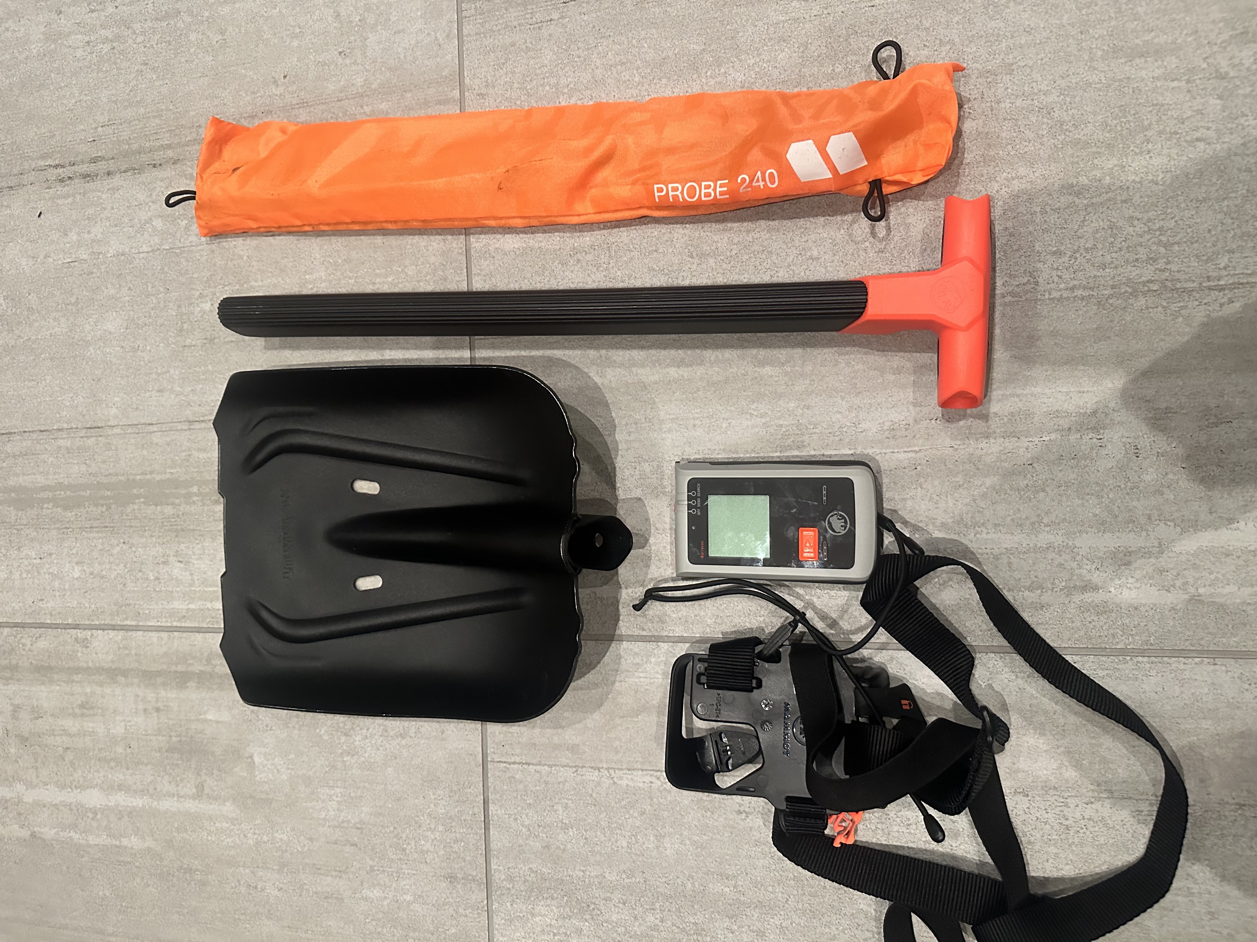 Skredsøker med kompakt spade