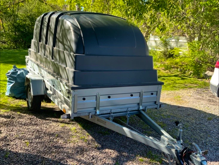Släpvagn med kåpa