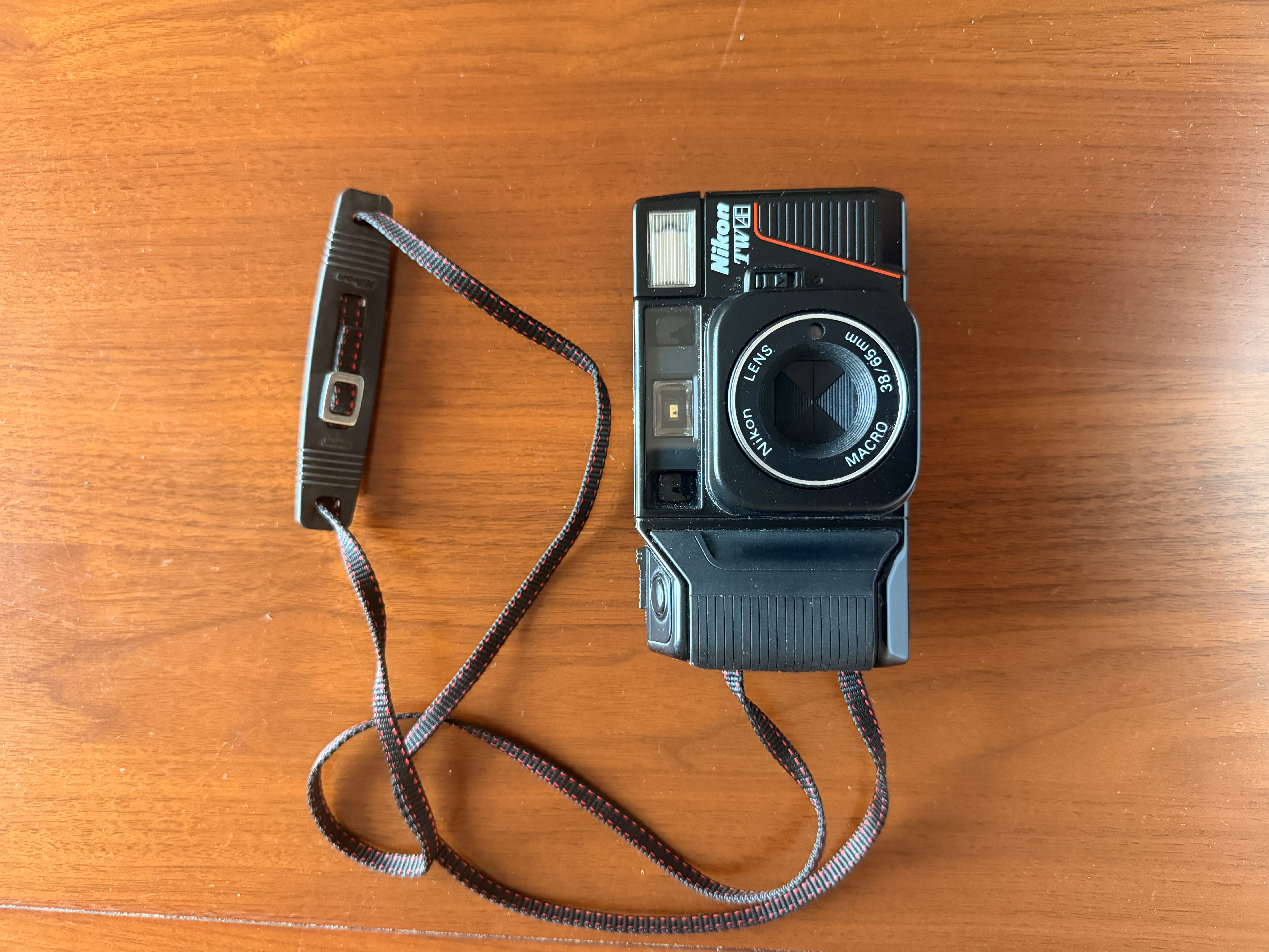 Nikon l35 tw af — classic 35mm film camera with macro lens (38/65mm)