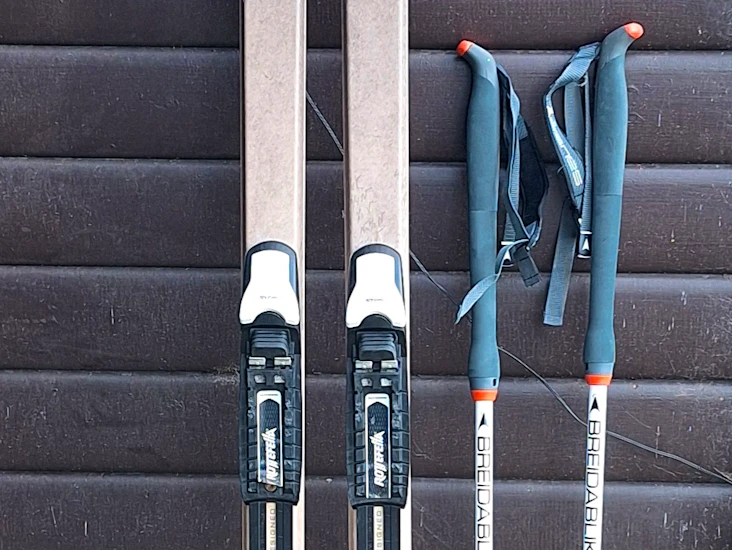 Vallningsfria turskidor åsnes med stavar och stighudar